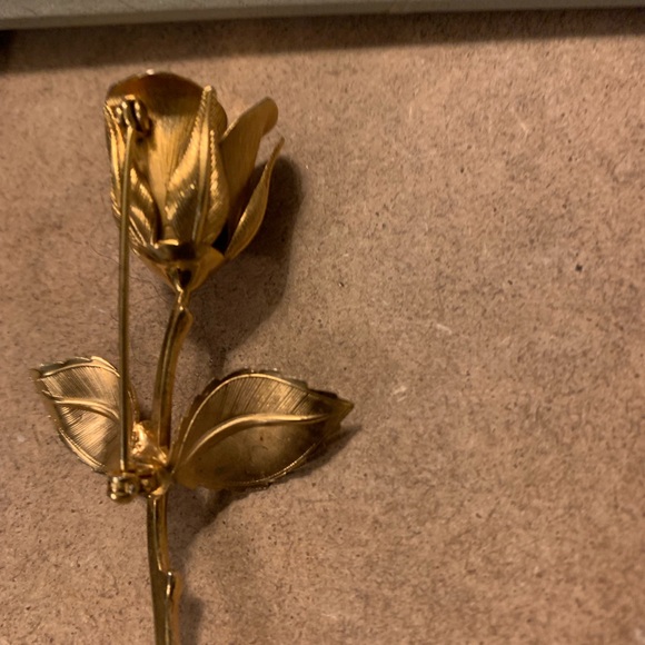 Gold tone rose brooch - Picture 6 of 7